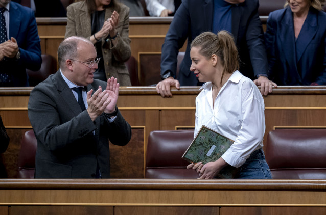 El secretario general del PP, Miguel Tellado, y la portavoz del PP en el Congreso, Ester Muñoz, durante una sesión plenaria, en el Congreso de los Diputados, a 12 de febrero de 2026, en Madrid (España).