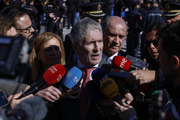 El ministro del Interior, Fernando Grande-Marlaska, atiende a los medios durante el acto de entrega de la Bandera de España a la Jefatura Superior de Policía de la Comunitat Valenciana, a 12 de febr