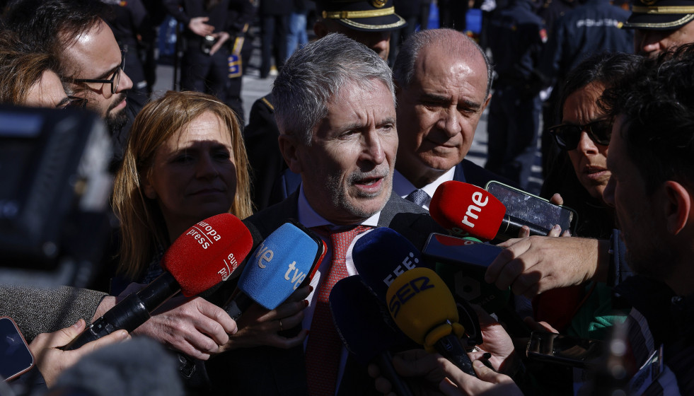 El ministro del Interior, Fernando Grande-Marlaska, atiende a los medios durante el acto de entrega de la Bandera de España a la Jefatura Superior de Policía de la Comunitat Valenciana, a 12 de febr