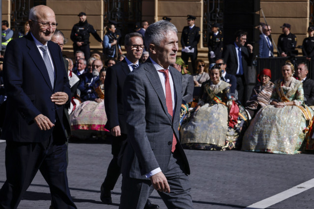 El ministro del Interior, Fernando Grande-Marlaska (d), durante el acto de entrega de la Bandera de España a la Jefatura Superior de Policía de la Comunitat Valenciana, a 12 de febrero de 2026, en Valencia, Comunidad Valenciana (España).