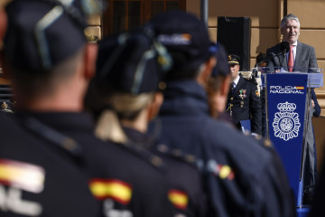 El ministro del Interior, Fernando Grande-Marlaska (d), interviene durante el acto de entrega de la Bandera de España a la Jefatura Superior de Policía de la Comunitat Valenciana, a 12 de febrero de