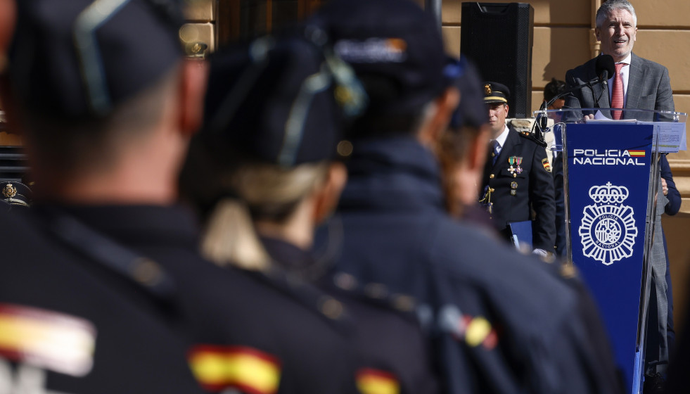 El ministro del Interior, Fernando Grande-Marlaska (d), interviene durante el acto de entrega de la Bandera de España a la Jefatura Superior de Policía de la Comunitat Valenciana, a 12 de febrero de