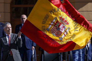 El ministro del Interior, Fernando Grande-Marlaska (i), durante el acto de entrega de la Bandera de España a la Jefatura Superior de Policía de la Comunitat Valenciana, a 12 de febrero de 2026, en V