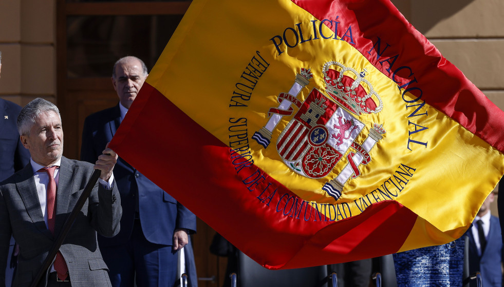 El ministro del Interior, Fernando Grande-Marlaska (i), durante el acto de entrega de la Bandera de España a la Jefatura Superior de Policía de la Comunitat Valenciana, a 12 de febrero de 2026, en V