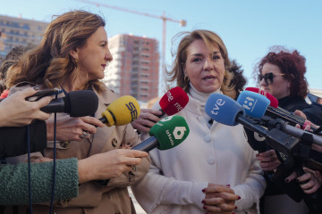 La vicepresidenta primera de la Generalitat Valenciana y consellera de Vivienda, Empleo, Juventud e Igualdad, Susana Camarero, y la alcaldesa de València, María José Catalá, en la visitan al inici