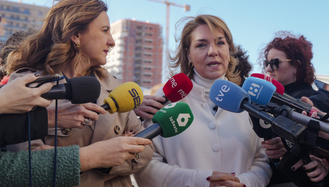 La vicepresidenta primera de la Generalitat Valenciana y consellera de Vivienda, Empleo, Juventud e Igualdad, Susana Camarero, y la alcaldesa de València, María José Catalá, en la visitan al inici