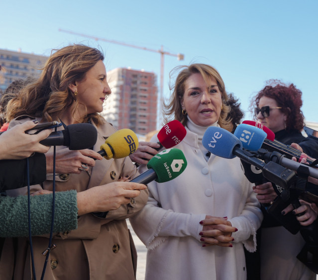 La vicepresidenta primera de la Generalitat Valenciana y consellera de Vivienda, Empleo, Juventud e Igualdad, Susana Camarero, y la alcaldesa de València, María José Catalá, en la visitan al inicio de obra de la nueva promoción de VPP en Malilla.