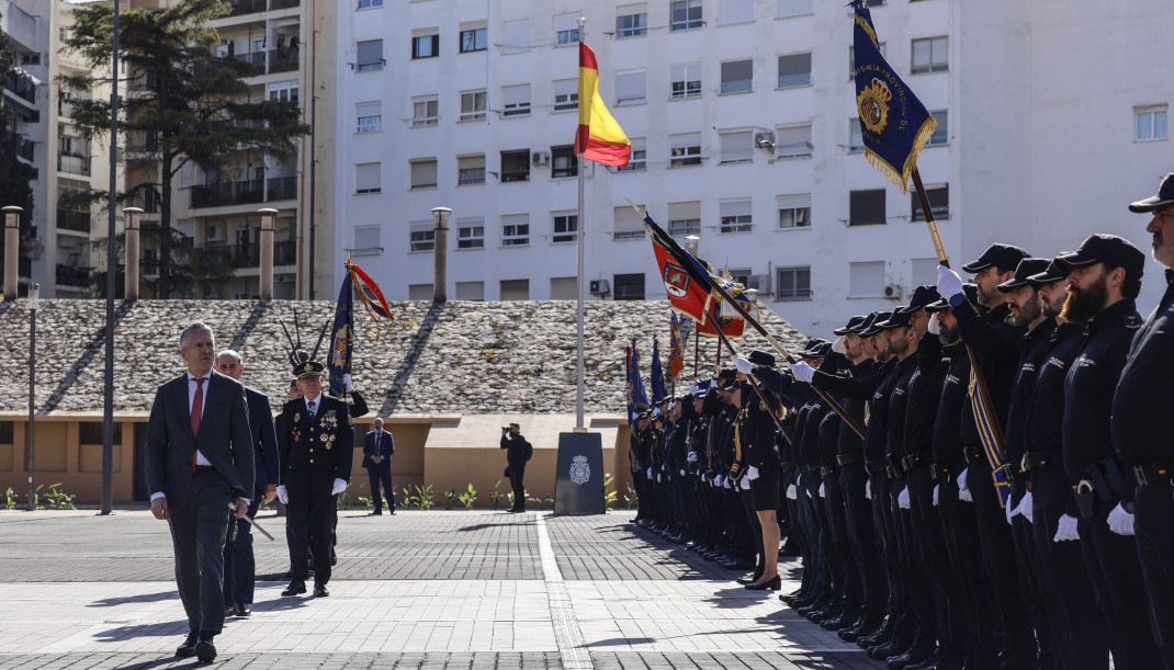 El ministro del Interior, Fernando Grande-Marlaska (i), durante el acto de entrega de la Bandera de España a la Jefatura Superior de Policía de la Comunitat Valenciana, a 12 de febrero de 2026, en V