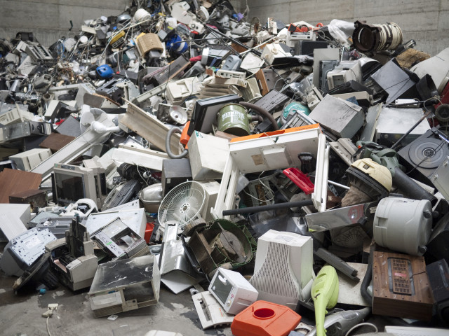 FECE denuncia la asfixia burocrática de la plataforma de residuos de aparatos electrónicos.