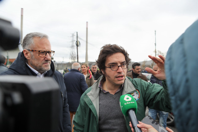 El candidato de VOX a la Presidencia de la Junta de Castilla y León, Carlos Pollan (d) y el diputado de Vox, José María Figaredo (i), , a 12 de febrero de 2026, en Cubillos de Sil