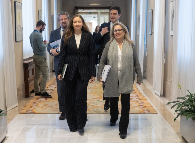 La portavoz del PP en el Congreso, Ester Muñoz (i), a su llegada a la Junta de portavoces en el Congreso de los Diputados, a 10 de febrero de 2026, en Madrid (España).
