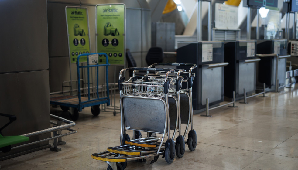 Archivo - Varios carritos en la terminal 4 del Aeropuerto Adolfo Suárez Madrid-Barajas, a 24 de julio de 2024, en Madrid (España).