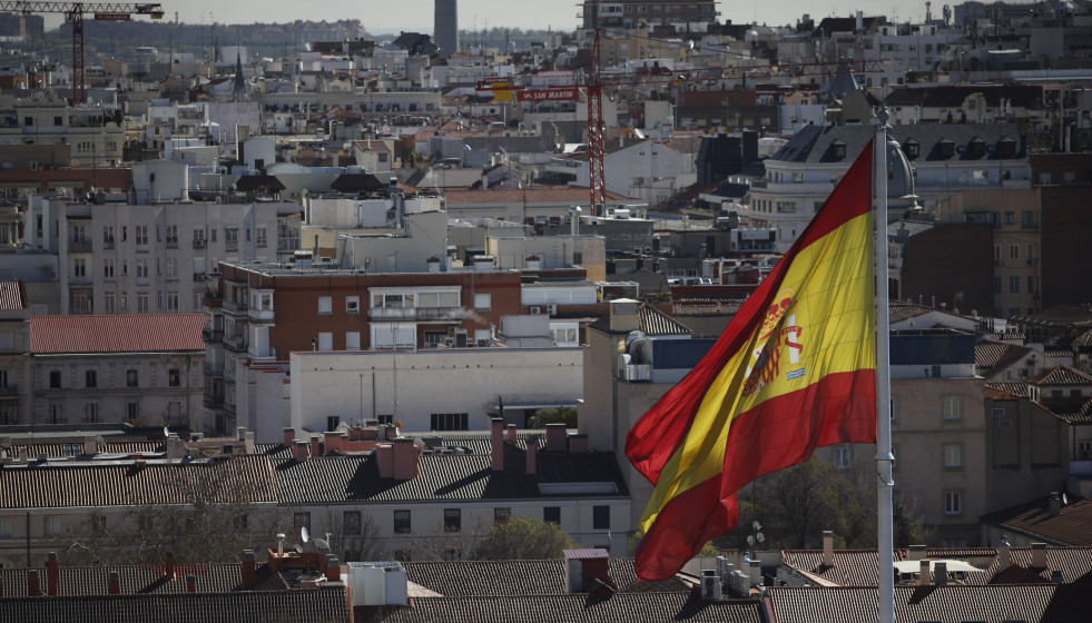 Archivo - La bandera de España en una visual de los  tejados de Madird desde la Torre Colón.
