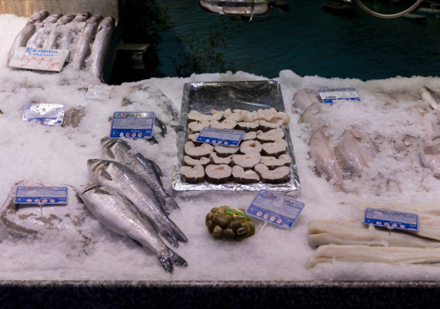 Archivo - Pescado expuesto en una pescadería de un mercado