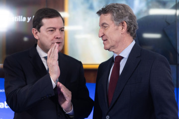 Archivo - El presidente de la Junta de Castilla y León, Alfonso Fernández Mañueco, y el presidente del PP, Alberto Núñez Feijóo, durante un desayuno informativo organizado por La Razón, a 2 de 