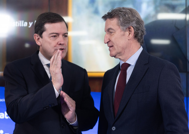 Archivo - El presidente de la Junta de Castilla y León, Alfonso Fernández Mañueco, y el presidente del PP, Alberto Núñez Feijóo, durante un desayuno informativo organizado por La Razón, a 2 de diciembre de 2025, en Madrid (España).
