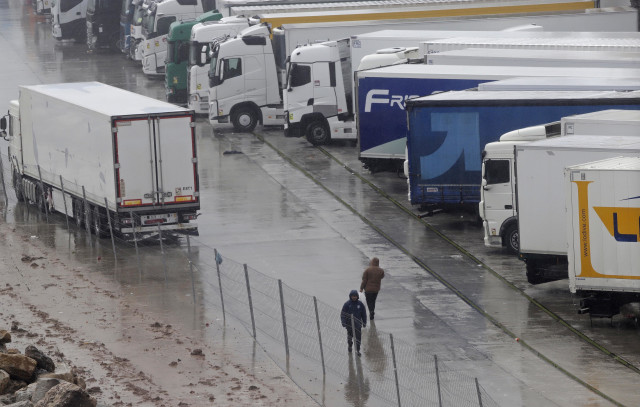 Imagen de camiones parados en los accesos al puerto de Algeciras