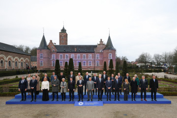Foto de familia de los 27 en el retiro informal en el castillo de Alden Biesen (Bélgica).