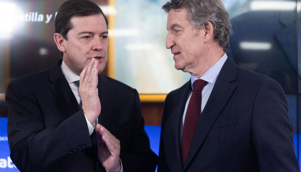 Archivo - El presidente de la Junta de Castilla y León, Alfonso Fernández Mañueco, y el presidente del PP, Alberto Núñez Feijóo, durante un desayuno informativo organizado por La Razón, a 2 de 