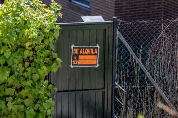 Archivo - Un cartel que anuncia que se alquila una vivienda