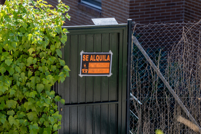 Archivo - Un cartel que anuncia que se alquila una vivienda