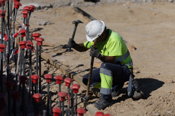 Archivo - Un trabajador extranjero en una obra