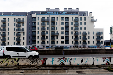 Archivo - Un edificio con un cartel anunciando alquileres.