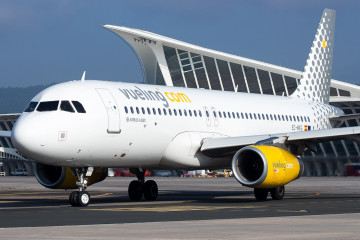 Archivo - Un avión de Vueling