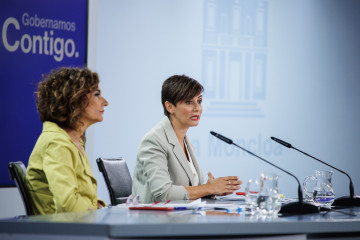Archivo - La vicepresidenta primera del Gobierno y  ministra de Hacienda, María Jesús Montero, y la ministra de Vivienda y Agenda Urbana, Isabel Rodríguez.