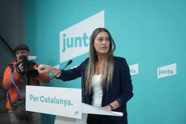 Archivo - La portavoz de Junts en el Congreso, Miriam Nogueras (d), durante una rueda de prensa, a 3 de diciembre de 2025, en Barcelona, Catalunya (España).