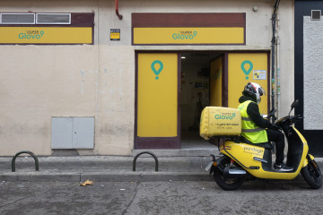Archivo - Un repartidor de Glovo