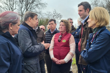 Miguel Pérez, de COAG Cádiz, y José Pravia, de Asaja Cádiz, junto al ministro de Agricultura, Luis Planas, en una visita a las zonas afectadas por las inundaciones del río Guadalete.