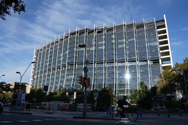 Archivo - Fachada del edificio Estel, donde se encuentra el hub global de AstraZeneca Barcelona