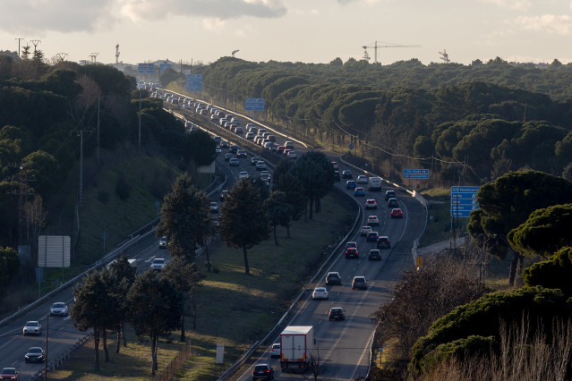 Archivo - Varios vehículos durante la operación salida por carretera para fin de año, en la A5, a 30 de diciembre de 2025
