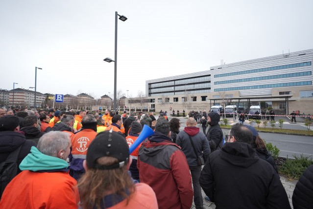 Trabajadores de la plantilla de Tubos Reunidos durante una concentración, frente a la sede del Gobierno Vasco, a 13 de febrero de 2026, en Vitoria, Álava, País Vasco (España).