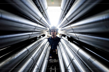 Archivo - Un operario de la siderúrgica brasileña Usiminas.