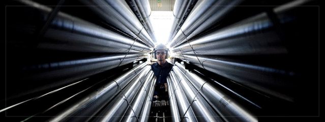 Archivo - Un operario de la siderúrgica brasileña Usiminas.