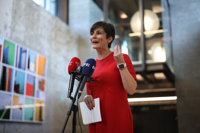 La ministra de Vivienda y Agenda Urbana,  Isabel Rodríguez, comparece ante los medios de comunicación en el Aulario de La Casa de la Arquitectura, a 12 de febrero de 2026, en Madrid (España).