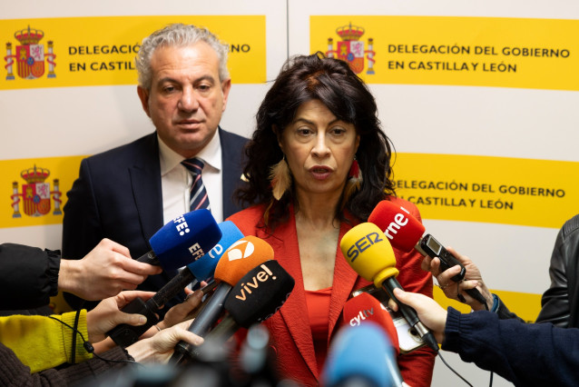 La ministra de Igualdad, Ana Redondo, junto al delegado del Gobierno en Castilla y León, Nicanor Sen, en Valladolid tras una reunión sobre la situación de la violencia de género.
