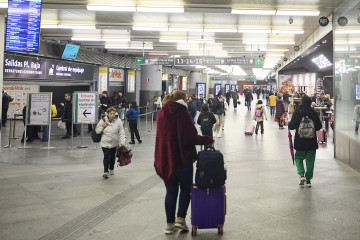 Pasajeros caminan por la estación Madrid-Puerta de Atocha-Almudena Grandes, a 10 de febrero de 2026, en Madrid (España).