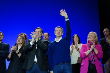 El presidente del PP, Alberto Núñez Feijóo (2d), presenta la candidatura del partido para las elecciones del 15M encabezada por Alfonso Fernández Mañueco (2i), a 13 de febrero de 2026, en Salaman