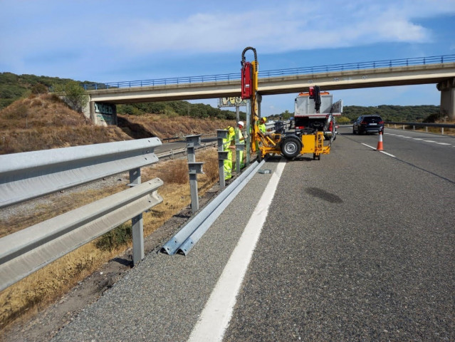 Archivo - Obras de conservación en una carretera de Madrid