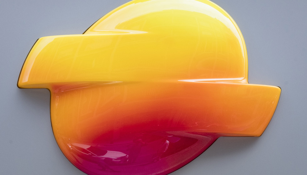 Archivo - Nuevo logo de Repsol en la fachada de la Oficina multienergía de Bilbao