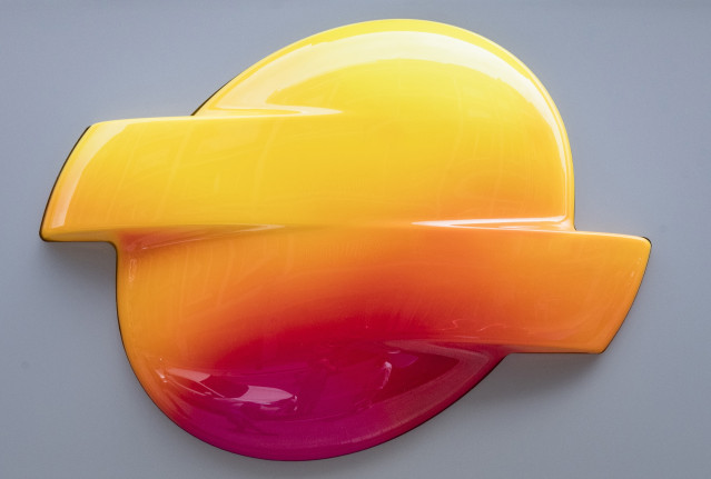 Archivo - Nuevo logo de Repsol en la fachada de la Oficina multienergía de Bilbao