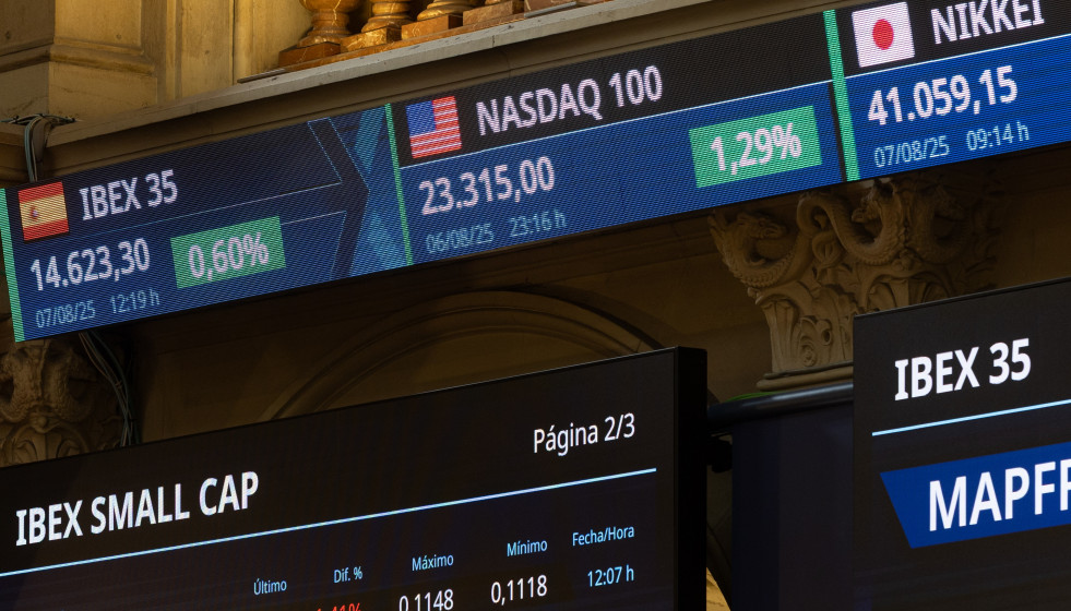 Archivo - Estado de la Bolsa de Madrid, en Madrid (España).