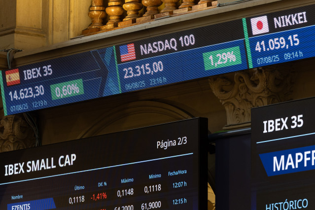 Archivo - Estado de la Bolsa de Madrid, en Madrid (España).