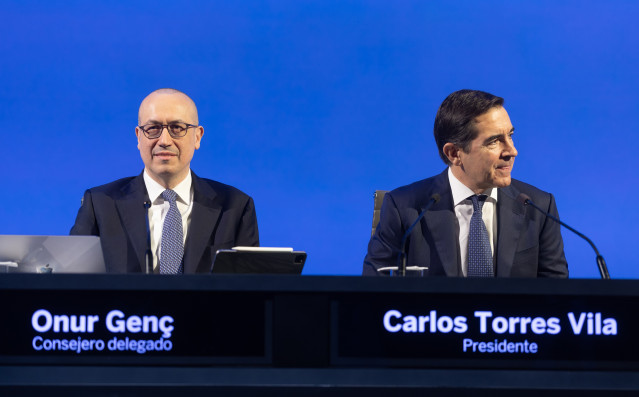 El presidente de BBVA, Carlos Torres Vila (d), y el consejero delegado, Onur Genç (i), presentan los resultados financieros correspondientes al ejercicio 2025, a 5 de febrero de 2026, en Madrid (España).