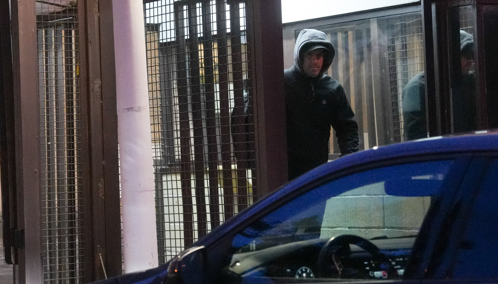 El exjefe militar de ETA Garikoitz Aspiazu Rubina, alias 'Txeroki', a su salida de la prisión de Martutene, a 9 de febrero de 2026, en San Sebastián, Guipúzcoa, País Vasco (España)