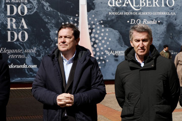 Archivo - El presidente del Partido Popular, Alberto Núñez Feijóo, y el presidente de la Junta de Castilla y León y del PP regional, Alfonso Mañueco, visitan las Bodegas Hijos de Alberto Gutierre