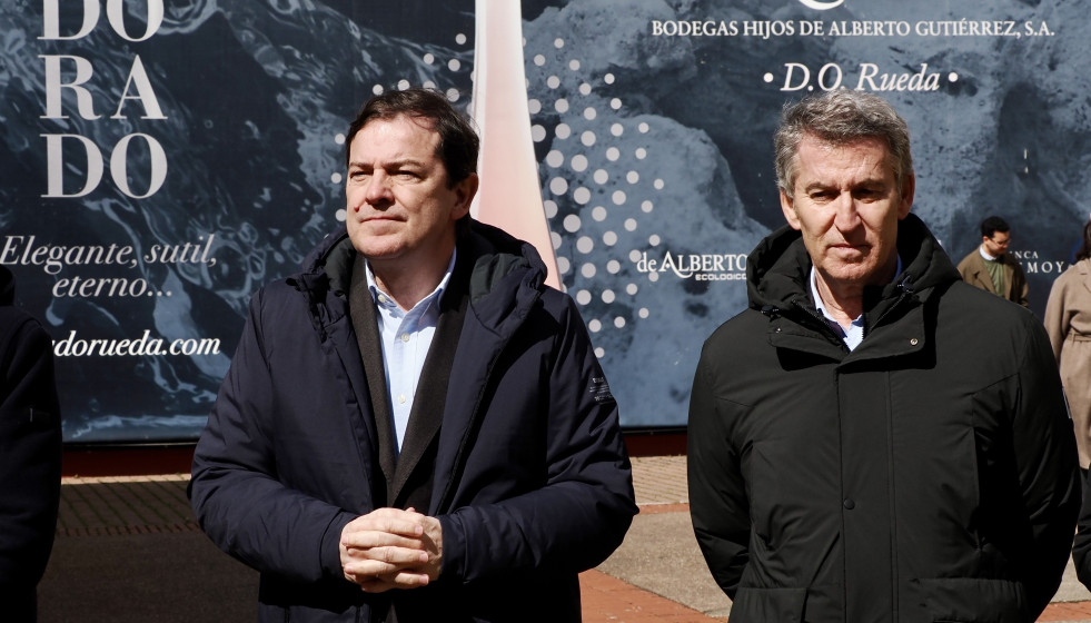 Archivo - El presidente del Partido Popular, Alberto Núñez Feijóo, y el presidente de la Junta de Castilla y León y del PP regional, Alfonso Mañueco, visitan las Bodegas Hijos de Alberto Gutierre